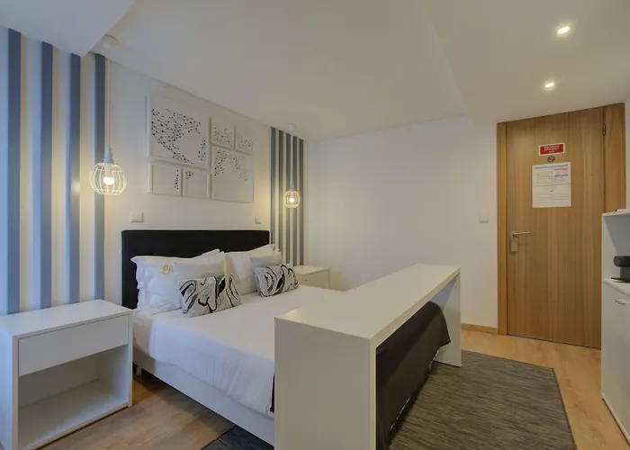 Bellu ゲストハウス ギマランイス